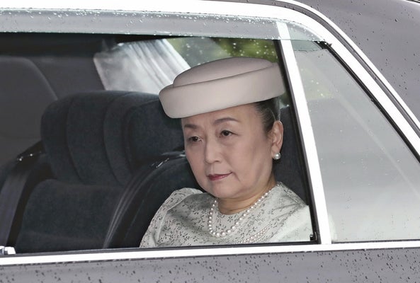 検査で病院に向かう信子さま