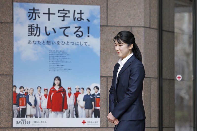 日赤に初手巾の愛子さま