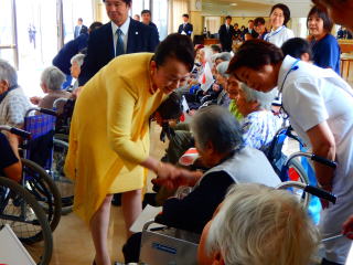 施設訪問をする信子様