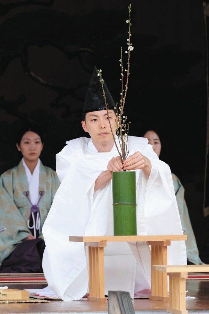 伊勢神宮内宮で桃をいける池坊専宗さん