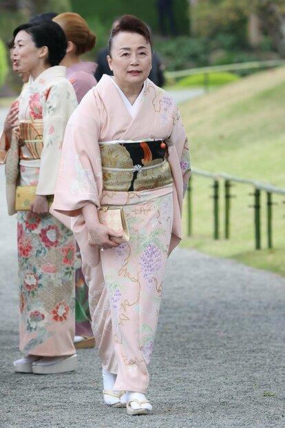 春の園遊会の信子さま