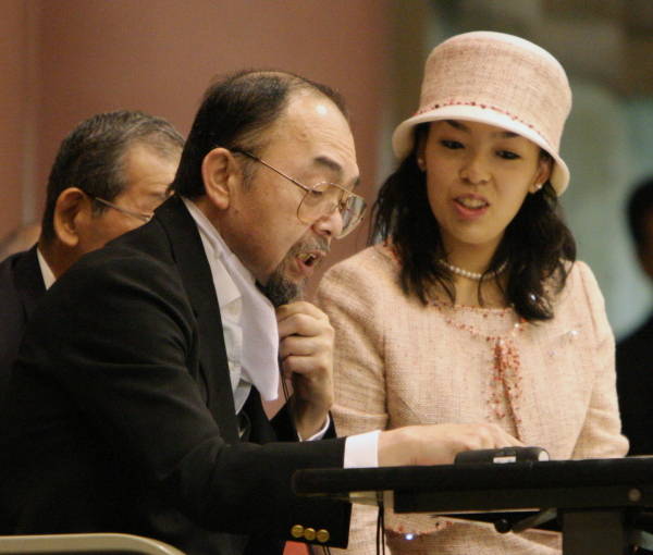 「寛仁親王杯第８回剣道八段選抜大会」に出席した寛仁親王と瑶子様