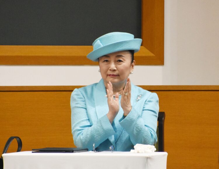 公務中の信子様