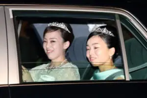 同じ車で移動する瑶子さまと彬子さま