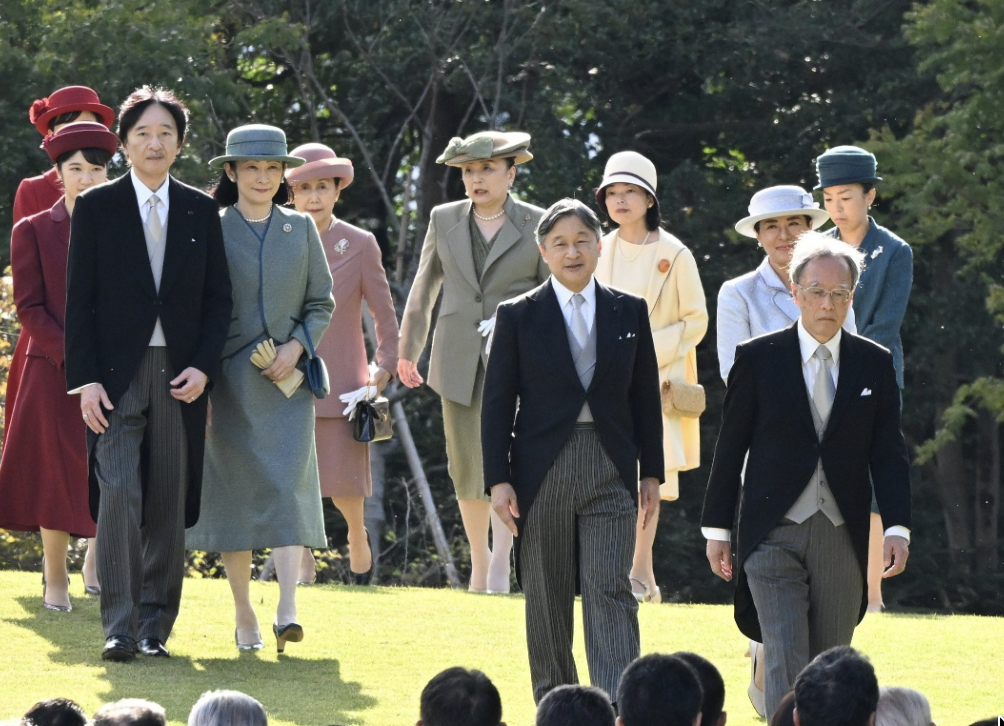 距離を置いて歩く雅子さまと信子様