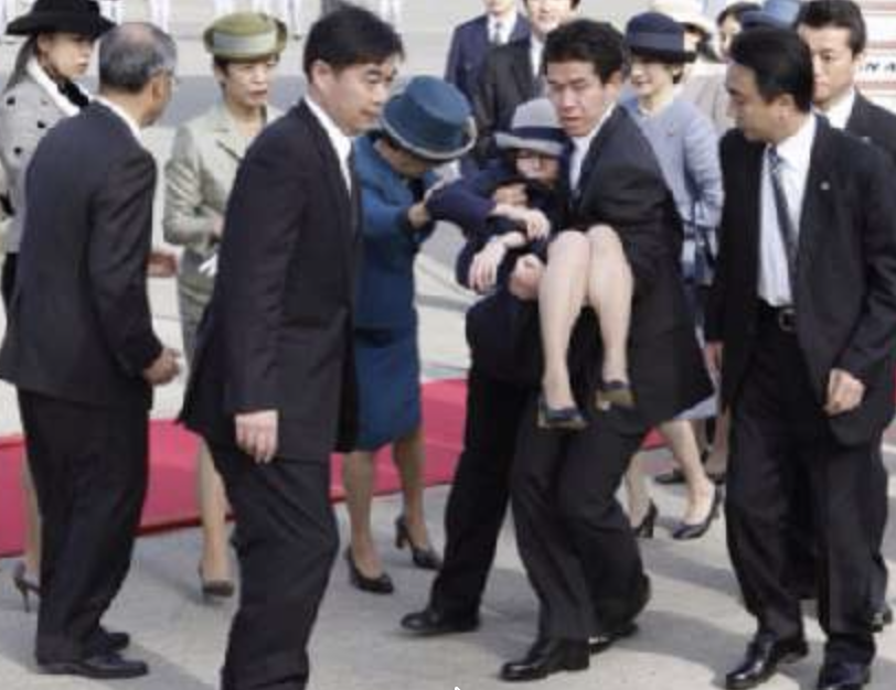 SPに運ばれる彬子さま