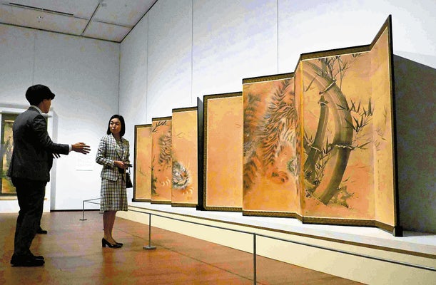 花鳥画展を鑑賞する彬子さま