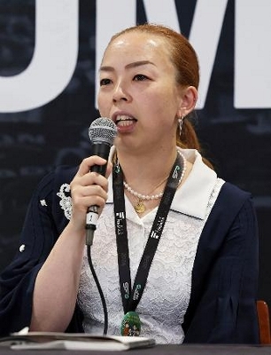 記者会見中の瑶子さま