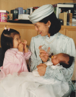 絢子さまを抱く久子さまと典子さま