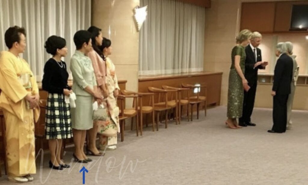 洋装の久子さま