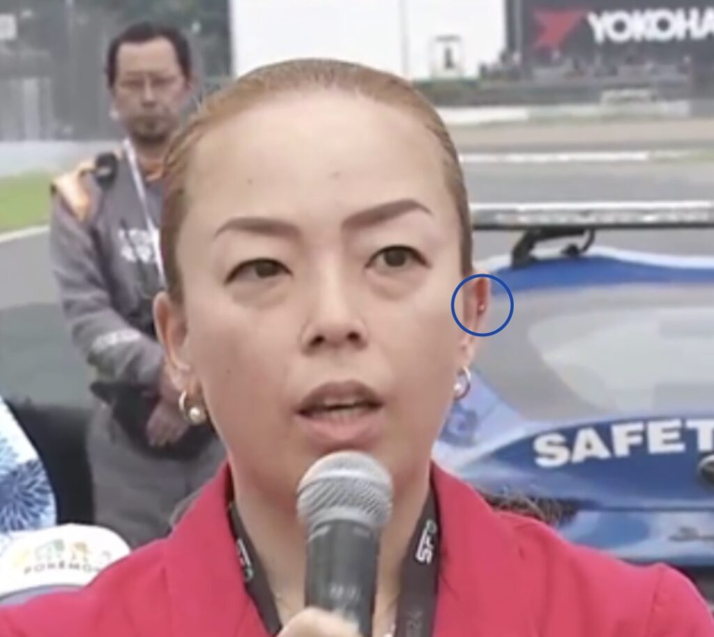 瑶子さまの左耳の軟骨ピアス