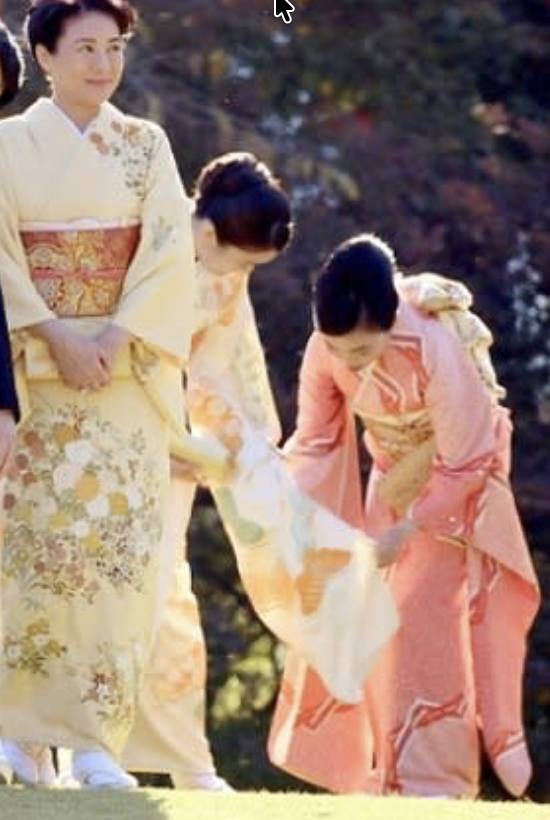眞子様の振袖を直す彬子さま