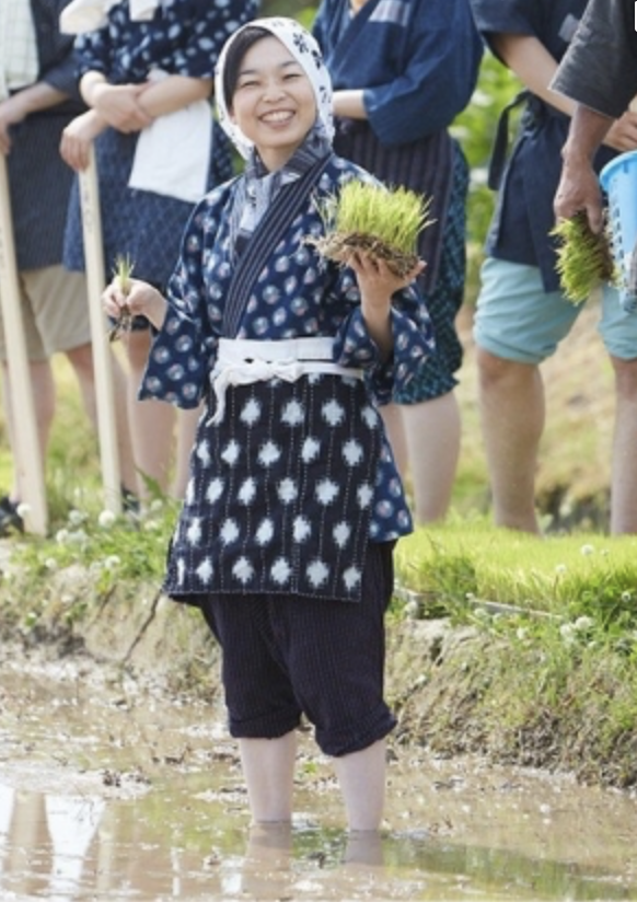 伝統和装で田植えをする彬子さま
