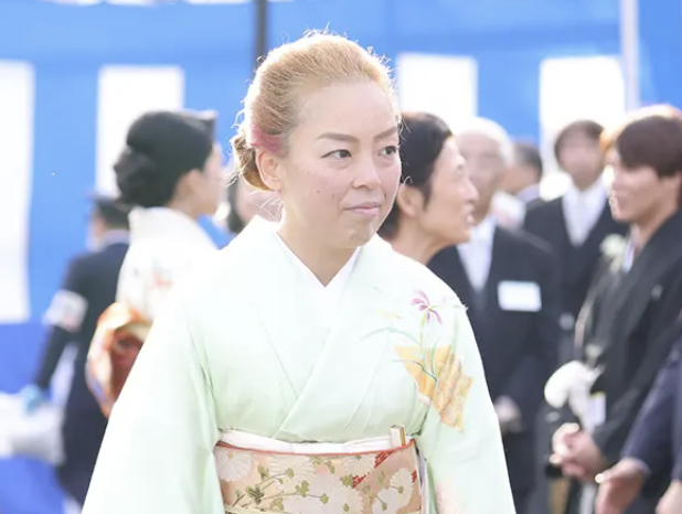 金髪にピンクのメッシュが入った瑶子さま