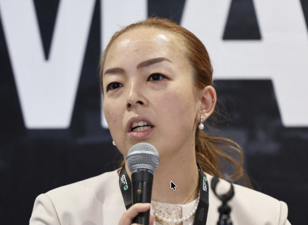 軟骨ピアスが確認できる瑶子さま