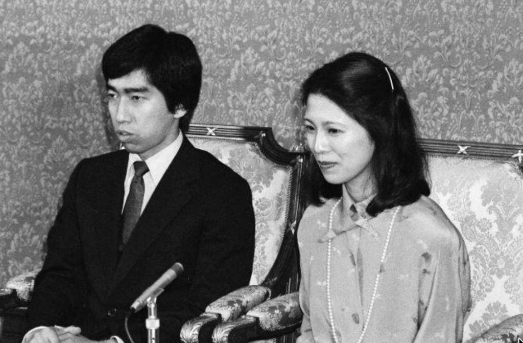 結婚会見に臨む徳人様と久子さま