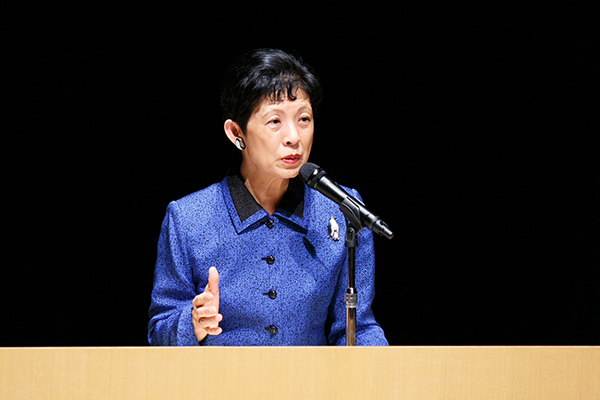 大阪芸術大学で講義をする久子さま