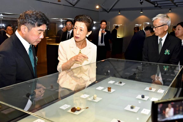 展示品の根付を説明される久子さま