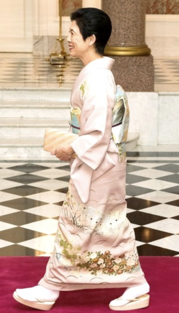 着物姿の久子さまの横姿