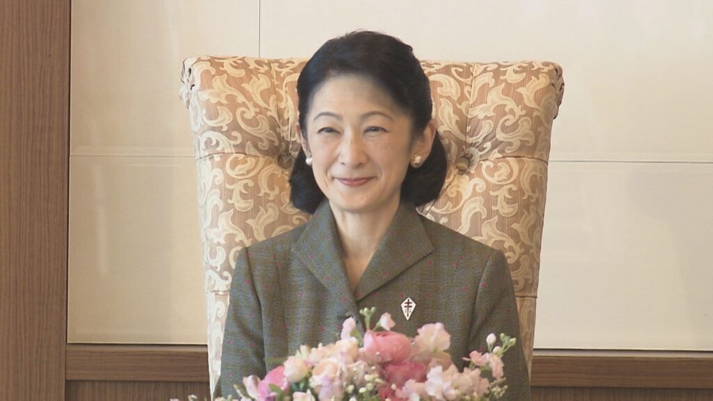 会見中の紀子さま