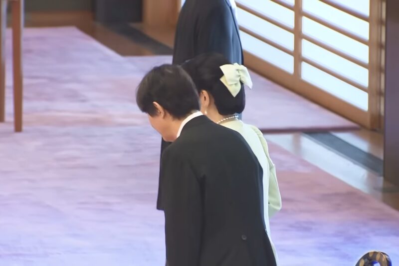 加冠の儀の紀子さまの後ろ姿