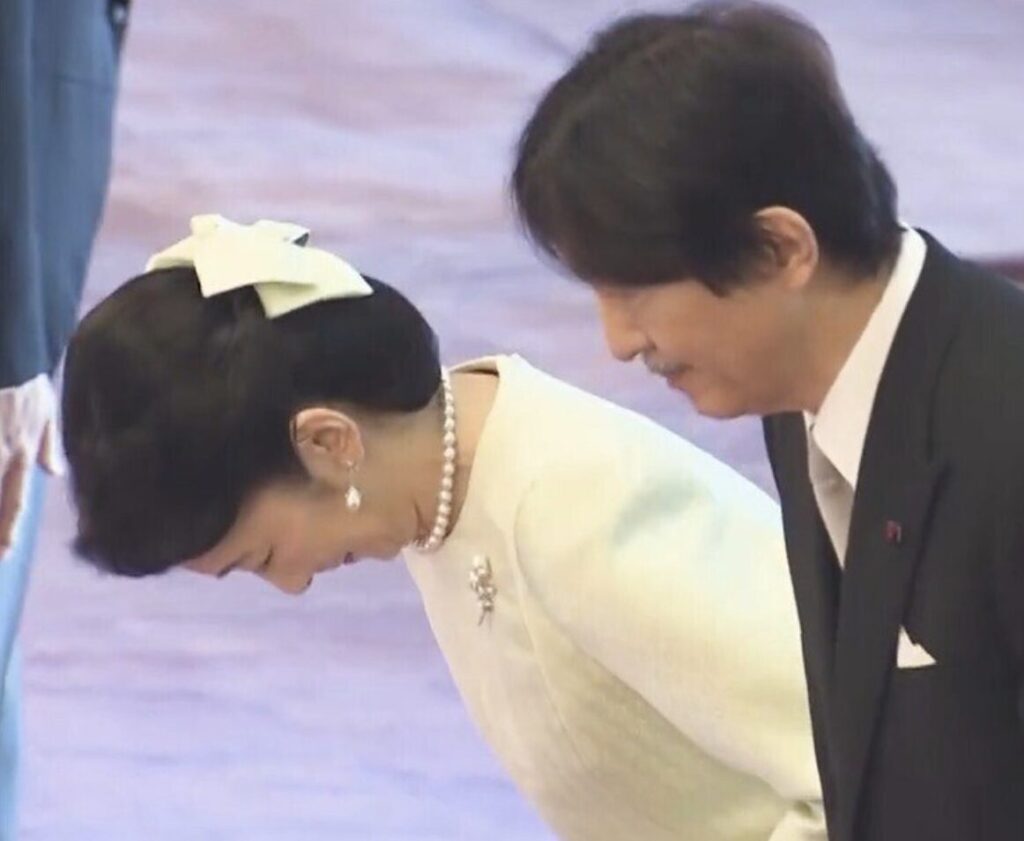 加冠の儀で紀子さまは大きなリボンを頭に